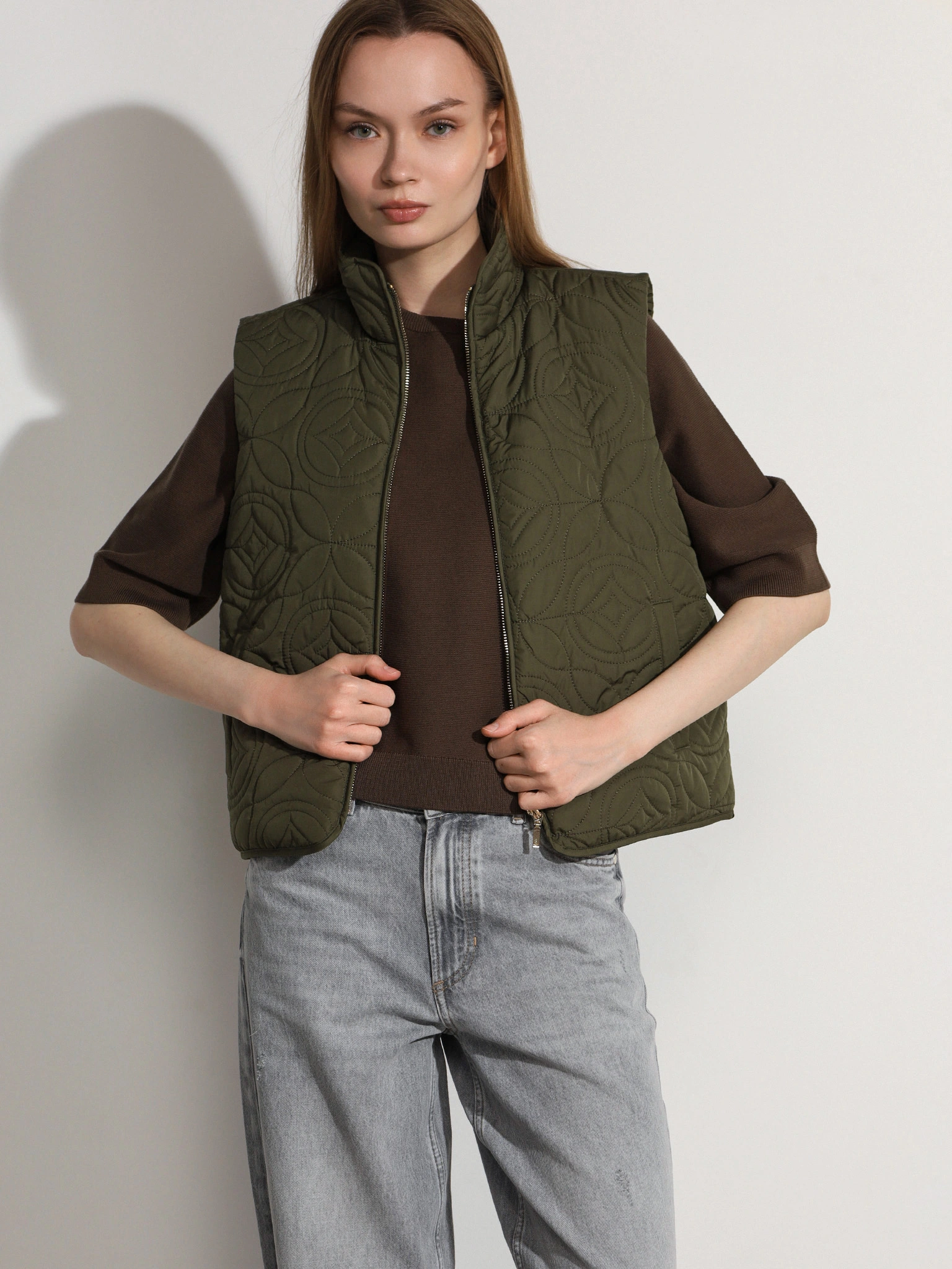 Жилет цвета хаки с фигурной стежкой